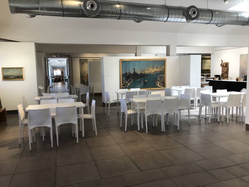 Location de chaise blanche élégante et épurée à Marseille et la région PACA