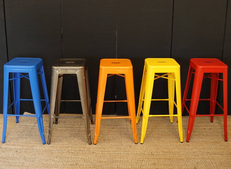 Location de tabouret haut style industriel rouge sur Marseille et dans toute la région PACA