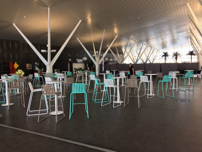 Location de mange debout d'extérieur original turquoise à Cassis et dans toute la région PACA