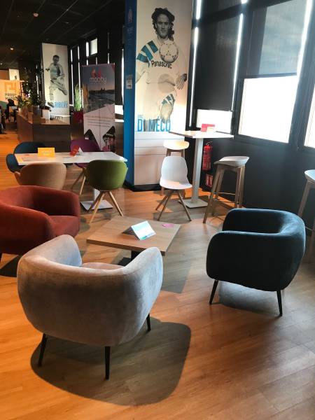 Location de fauteuil en velours bleu sur Marseille et dans toute la région PACA