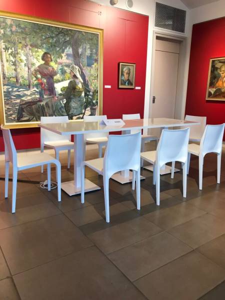 Location de chaise blanche élégante et épurée à Marseille et la région PACA
