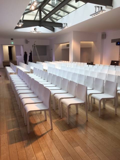 Location de chaise blanche élégante et épurée à Marseille et la région PACA