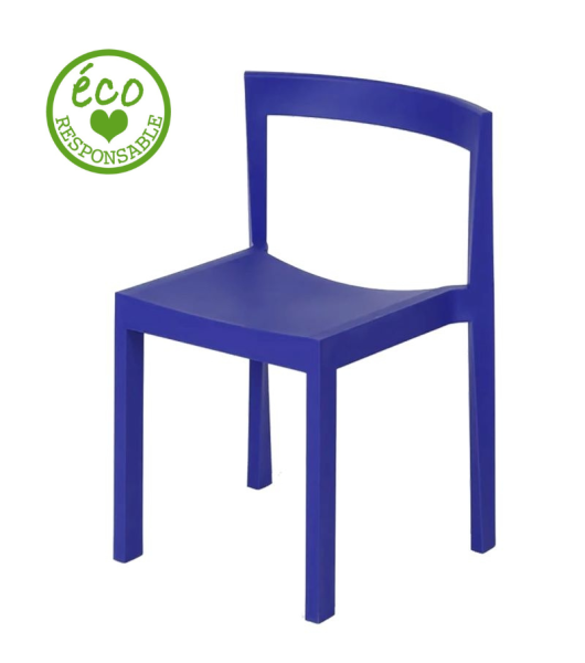 Chaise Poly bleue recyclée installée sur un stand professionnel lors d'un salon à Marseille