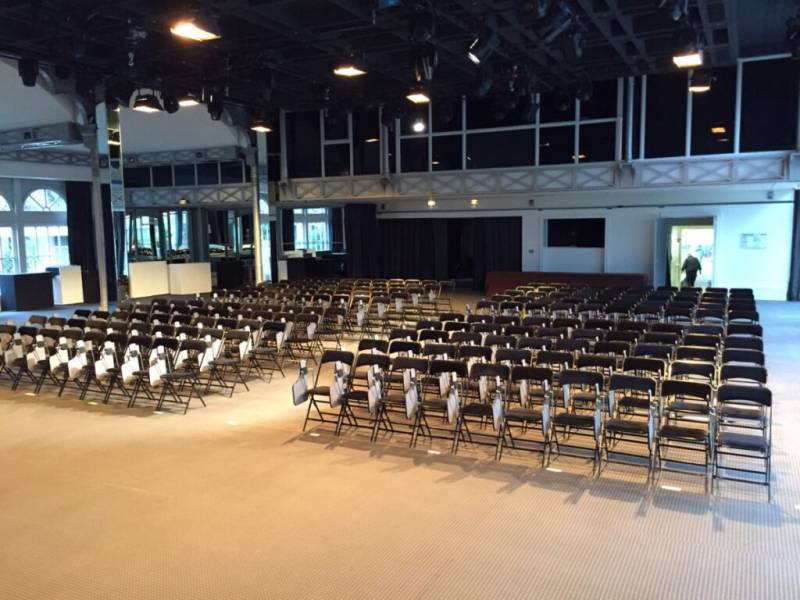 Location de chaise pliante velours noir à Marseille et la région PACA