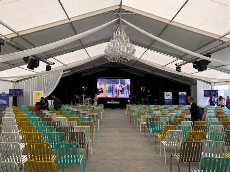 Agence de location de chaise esthétique et tendance Moli à Marseille dans les Bouches-du-Rhône