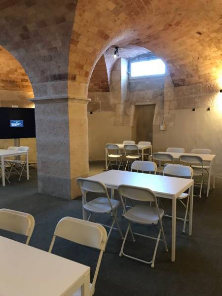 Location de chaise pliante blanche pratique à Marseille et la région PACA