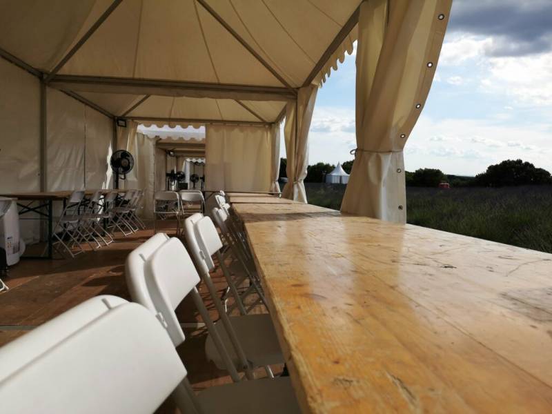 Location de chaise pliante blanche pratique à Marseille et la région PACA