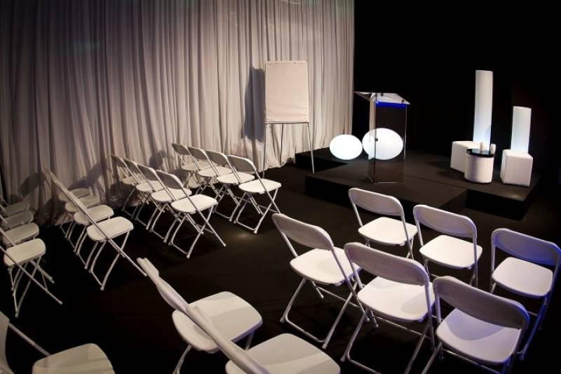 Location de chaise pliante blanche pratique à Marseille et la région PACA