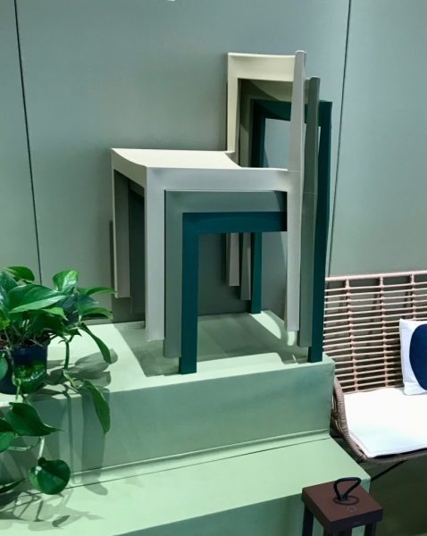 Duo chaise Poly recyclée et table bois pour un espace coworking en entreprise à Vitrolles