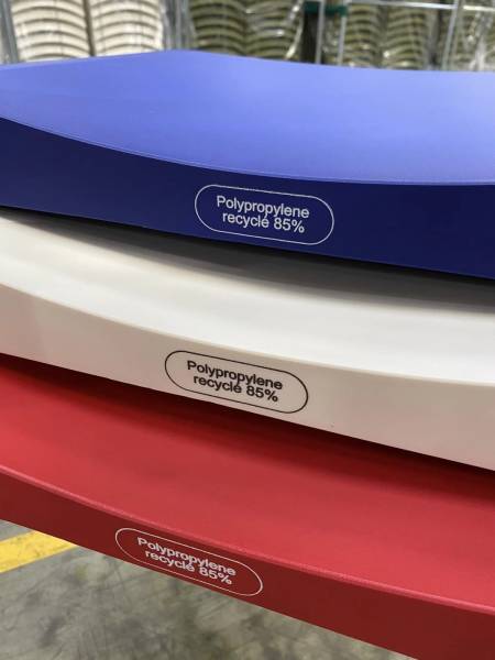 Location de chaise en matière recyclée rouge pour vos événements à Marseille et la région PACA