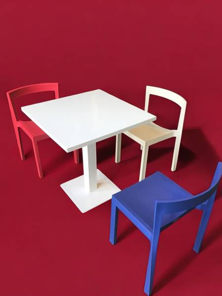 Location de chaise en matière recyclée rouge pour vos événements à Marseille et la région PACA