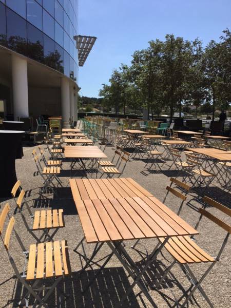 Location de la table lattes bois square à Marseille et dans la région PACA