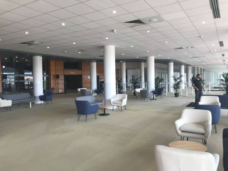 Location de canapé 3 places confortable en tissu gris à Marseille et dans la région PACA