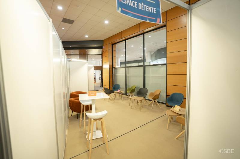 Location de tabouret haut Scandinave blanc à Marseille et dans la région PACA