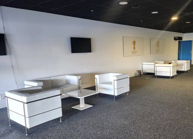 Location de table basse moderne noire disponible à Marseille et dans la Région PACA