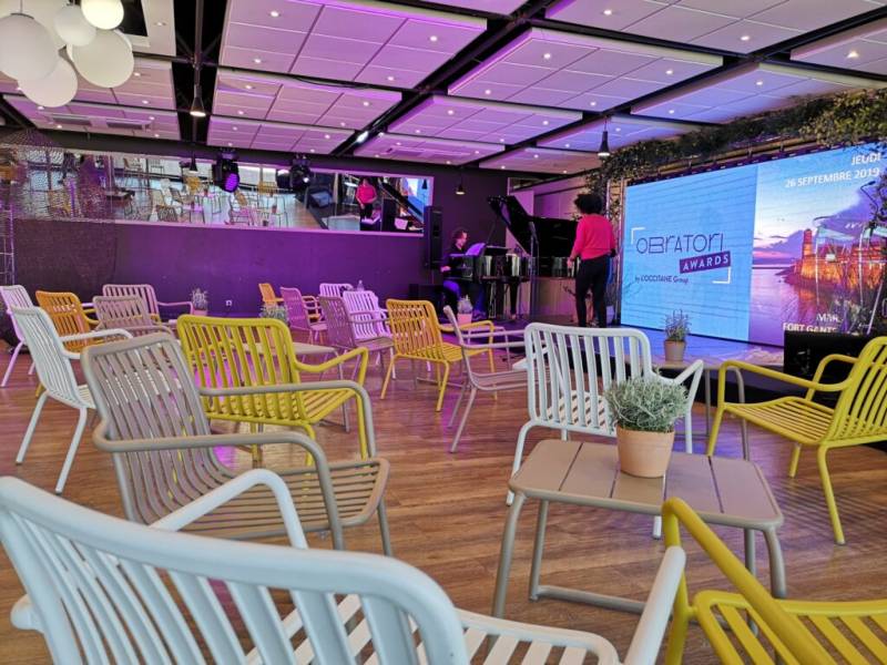 Location de fauteuil original et esthétique turquoise à Marseille et la région PACA