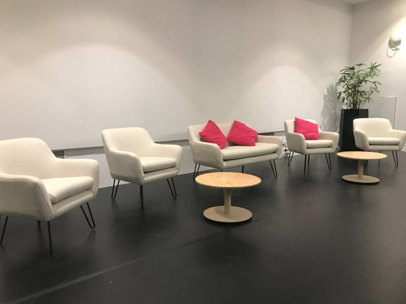 Location de fauteuil confortable beige à Marseille et dans la région PACA