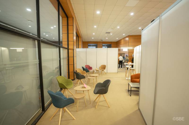 Location de chaise confortable en tissu bleue pour job dating sur Aix en Provence et la région PACA