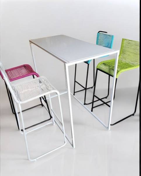 Location de tabouret haut scoubidou fun et coloré bleu à Marseille et dans la région PACA