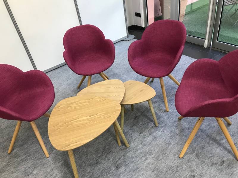 Location de chaise tendance dans le style scandinave framboise pour conférence à Avignon et la région Sud