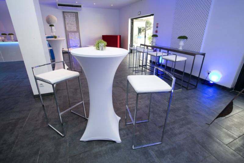Location de tabouret haut avec assise simili cuir noir à Marseille et dans la région PACA