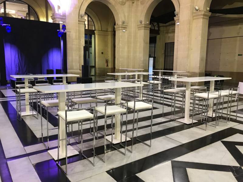 Location de tabouret haut avec assise simili cuir noir à Marseille et dans la région PACA