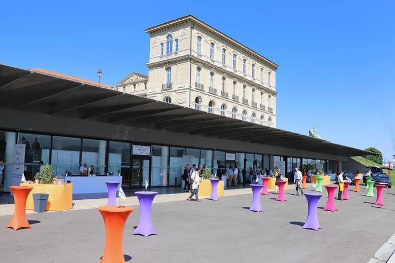 Location de mange debout houssé coloré à Marseille et la région PACA