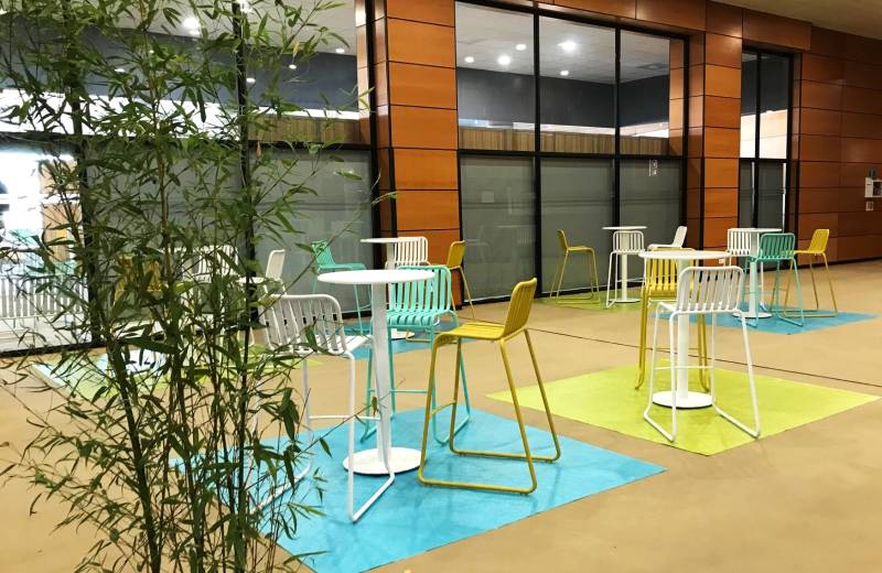 Location de tabouret haut d'extérieur original turquoise sur Marseille et dans toute la région PACA