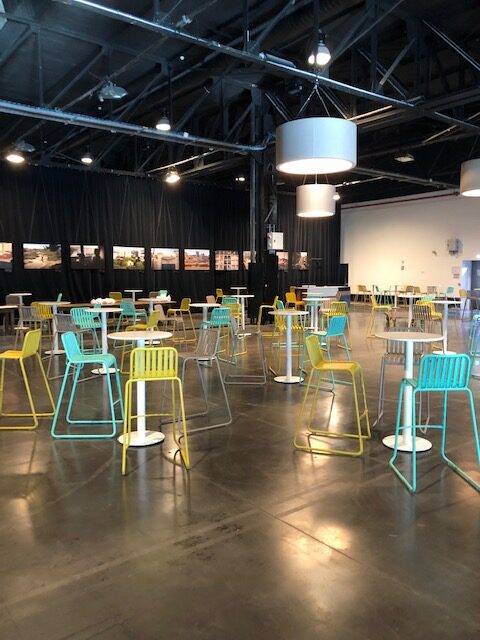 Location de tabouret haut d'extérieur original moutarde à Marseille et la région PACA