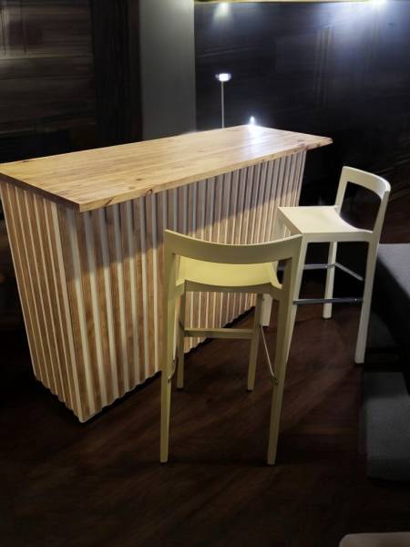 Location de tabouret haut en matière recyclée bleu Poly à Marseille et la région PACA