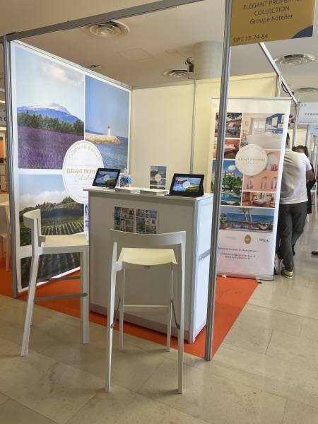 Location de tabouret haut en matière recyclée bleu Poly à Marseille et la région PACA