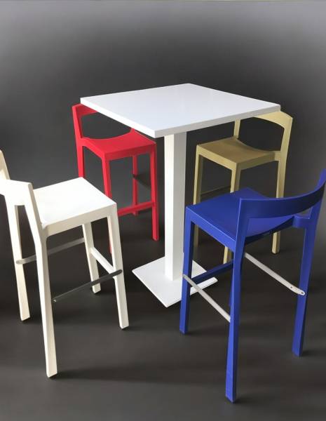Location de tabouret haut en matière recyclée bleu Poly à Marseille et la région PACA