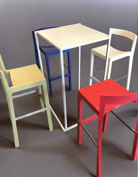 Location de tabouret haut en matière recyclée bleu Poly à Marseille et la région PACA
