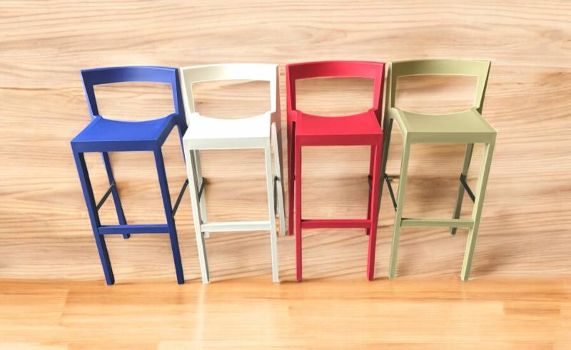 Location de tabouret haut en matière recyclée Poly rouge sur Marseille et la région PACA