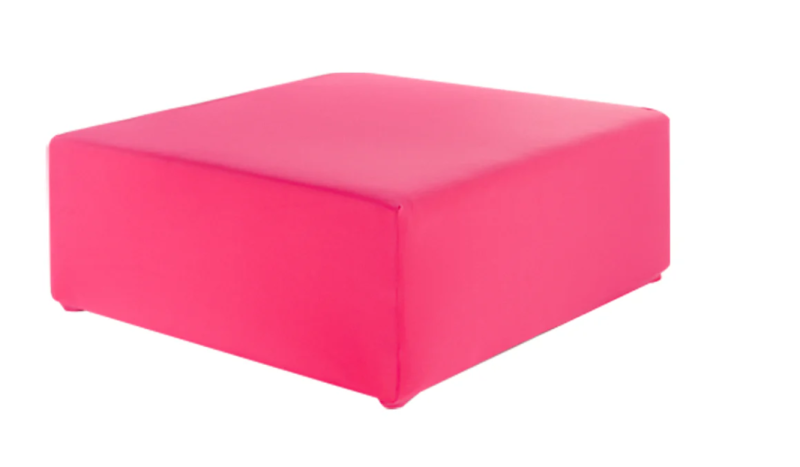 Location de grand pouf carré coloré pour vos espaces lounge à Marseille
