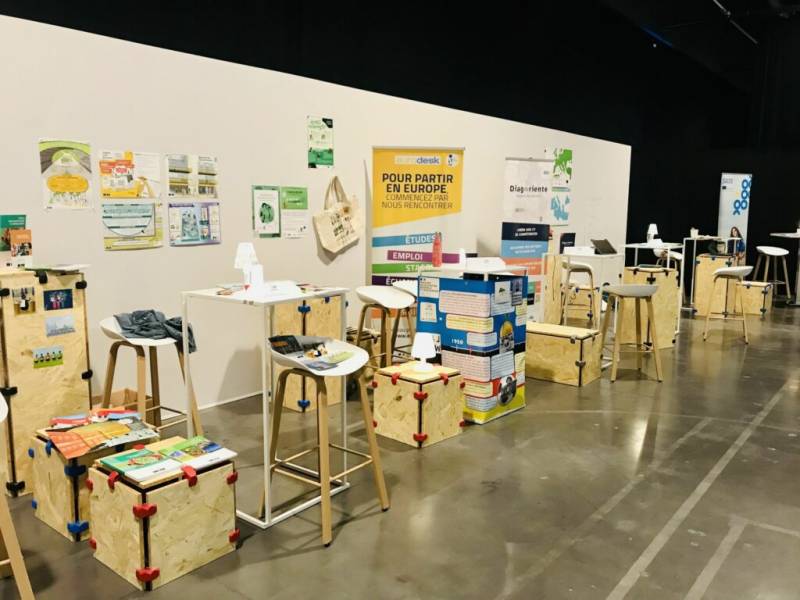 Location de tabouret haut Scandinave blanc à Marseille et dans la région PACA