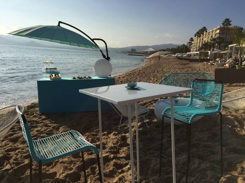 Location de tabouret haut scoubidou fun bleu sur Marseille et dans toute la région PACA