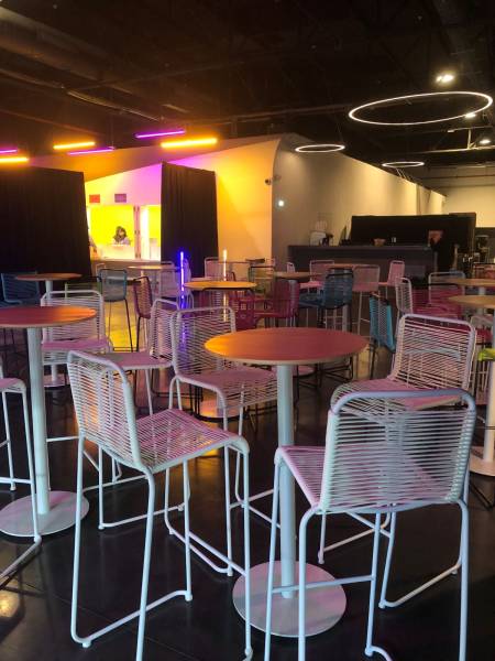 Location de tabouret haut scoubidou fun et coloré bleu à Marseille et dans la région PACA