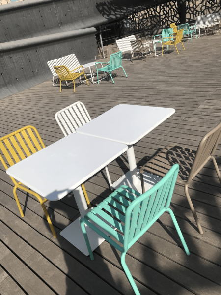 Location de chaise d'extérieur tendance mastic sur Marseille et la région PACA