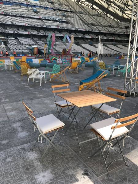 Location de chaise à lattes bois pliante style bistrot à Marseille et la région PACA