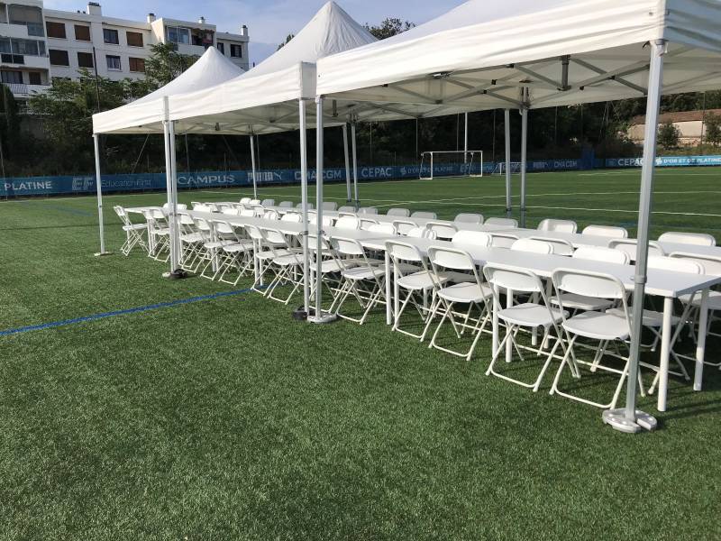 Location de chaise pliante blanche pratique à Marseille et la région PACA