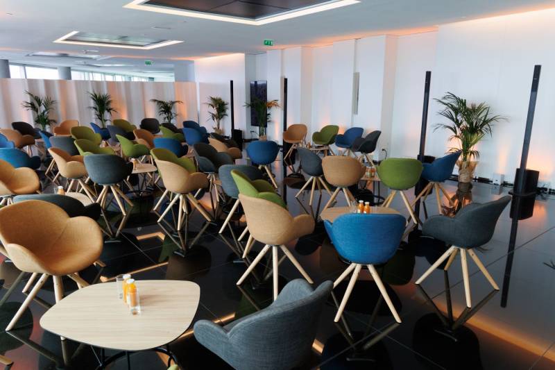 Location de chaise scandinave et cosy verte pour présentation à Marseille et la région PACA