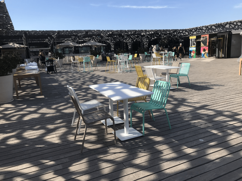 Location de chaise d'extérieur tendance mastic sur Marseille et la région PACA