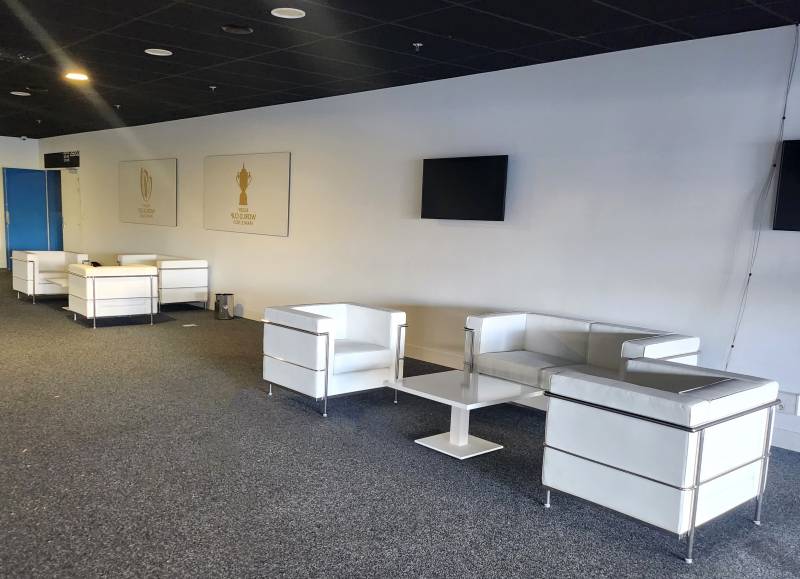 Location de fauteuil chic en simili cuir blanc à Marseille et la région PACA