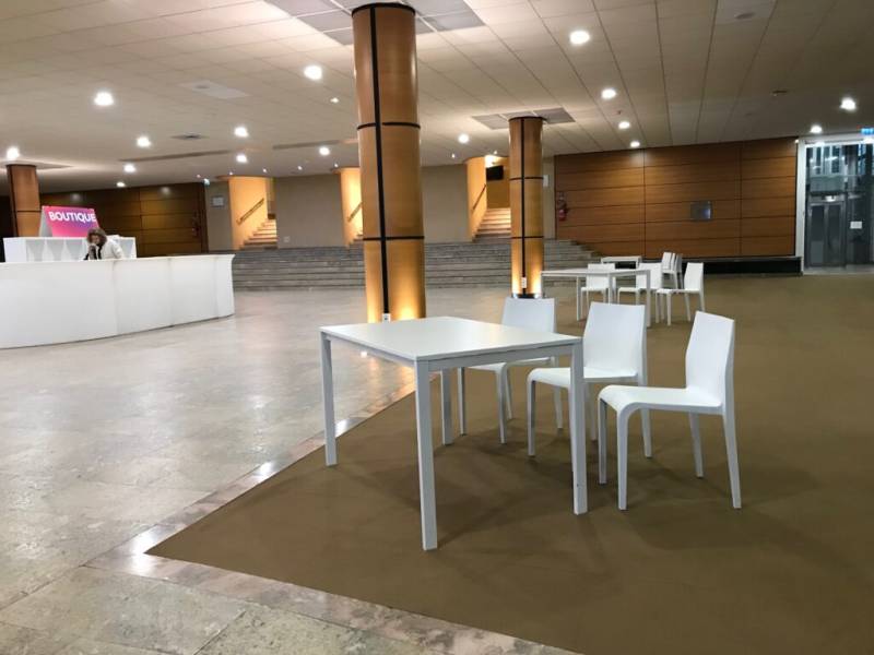 Location de table de bureau pour stand à Marseille et dans la région PACA