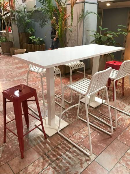Location de mange debout au style moderne et son grand plateau laqué à Marseille et toute la France