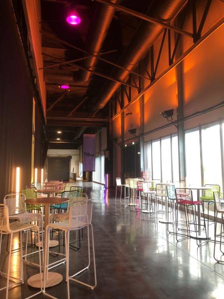 Location de tabouret haut scoubidou fun et coloré bleu à Marseille et dans la région PACA