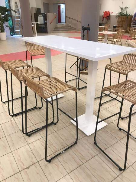 Location de mange debout au style moderne et son grand plateau laqué à Marseille et toute la France