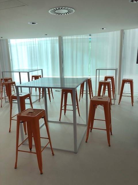 Location de tabouret haut style industriel métal orange sur Marseille et dans toute la région PACA