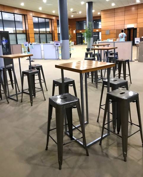 Location de tabouret haut style industriel gris sur Marseille et dans toute la région PACA